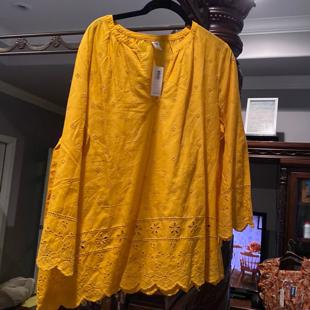 NWT. Flower detail long sleeve shirt in gold